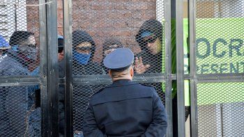 encapuchados con bidones de nafta tomaron la uocra encapuchados con bidones de nafta tomaron la uocra