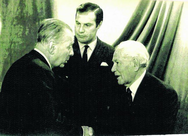 Jorge Luis Borges saluda al médico y escritor Gregorio Álvarez.