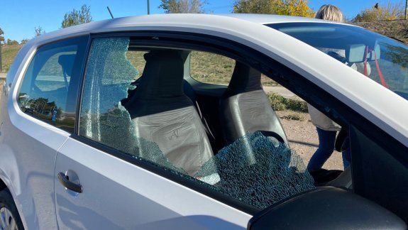 Vino a tasar su auto y le pegaron un piedrazo en  el puente