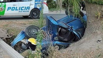 perdio el control del auto y termino adentro de un desagüe perdio el control del auto y termino adentro de un desagüe