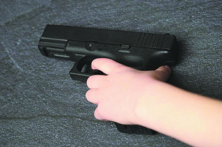 Las armas de fuego podrán ser portadas por mayores de 18 años. Las armas de fuego podrán ser portadas por mayores de 18 años.