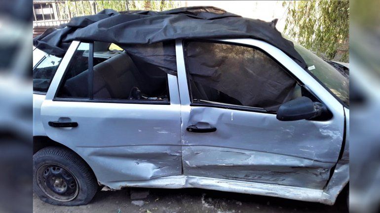Un conductor los chocó en la rotonda, les destruyó el auto y se dio a la fuga