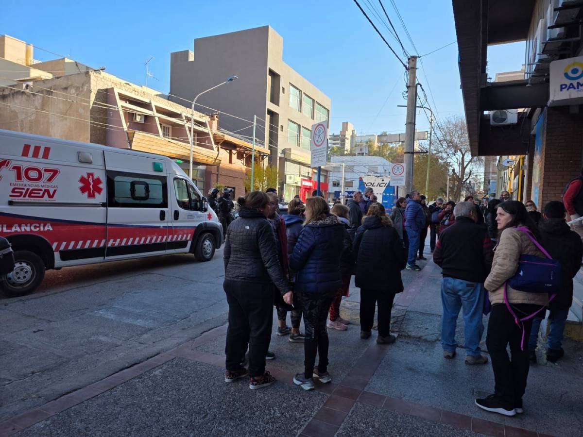 Un jubilado murió tras descompensarse en la fila de PAMI en Neuquén