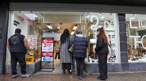 Tras 61 años, cierra una histórica zapatería de Neuquén: filas para aprovechar las últimas ofertas | LM Neuquen Tras 61 años, cierra una histórica zapatería de Neuquén: filas para aprovechar las últimas ofertas