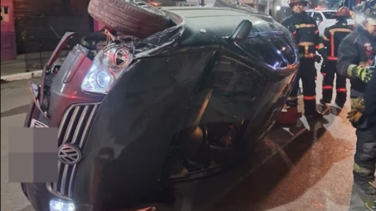 Un policía volcó en el centro de Comodoro Rivadavia: el descomunal nivel de alcohol en sangre que le midieron
