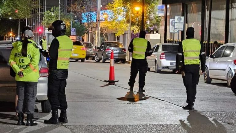 Cuando un inspector de tránsito te detiene es importante saber qué contestar para evitar multas.
