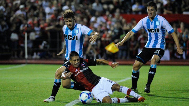 Figueroa lucha con los jugadores de la Academia
