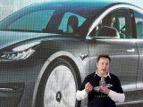 IMAGEN DE ARCHIVO. El CEO de Tesla Inc, Elon Musk, habla en el escenario durante un evento de entrega de autos Model 3 fabricados en China en su fábrica en Shanghái, China. Enero 7, 2020. REUTERS/Aly