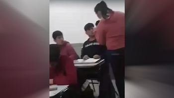 video: se pelearon por un sanguche, vino la madre de uno de ellos y le dio un bife