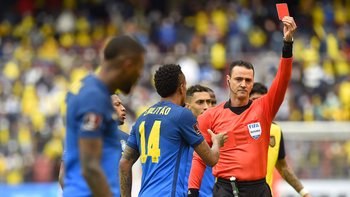 ¡nunca visto! lo expulsaron dos veces pero zafo por el var ¡nunca visto! lo expulsaron dos veces pero zafo por el var