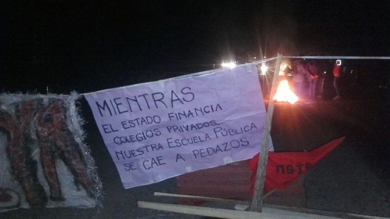 El Chañar y Añelo: docentes cortan el cruce de las rutas 7 y 8