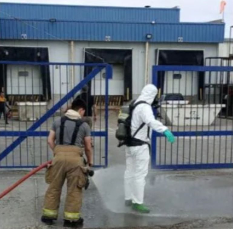 Las tareas preventivas de los bomberos y Defensa Civil en la pesquera donde se produjo un escape de amoníaco. Las tareas preventivas de los bomberos y Defensa Civil en la pesquera donde se produjo un escape de amoníaco.