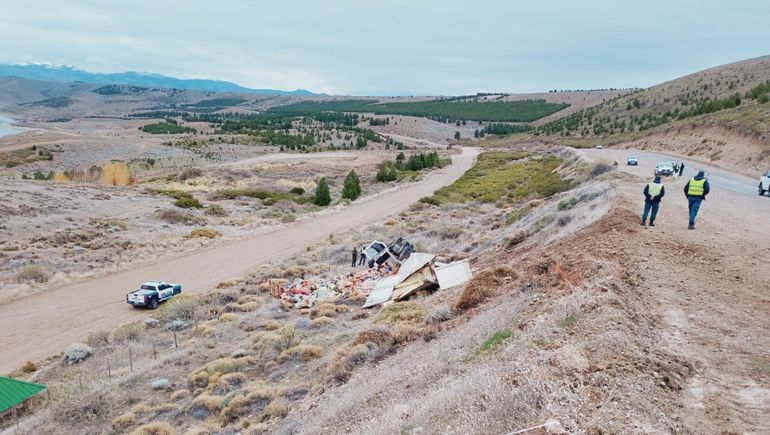 Se desbarancó y murió el camionero que viajaba con destino a Bariloche.