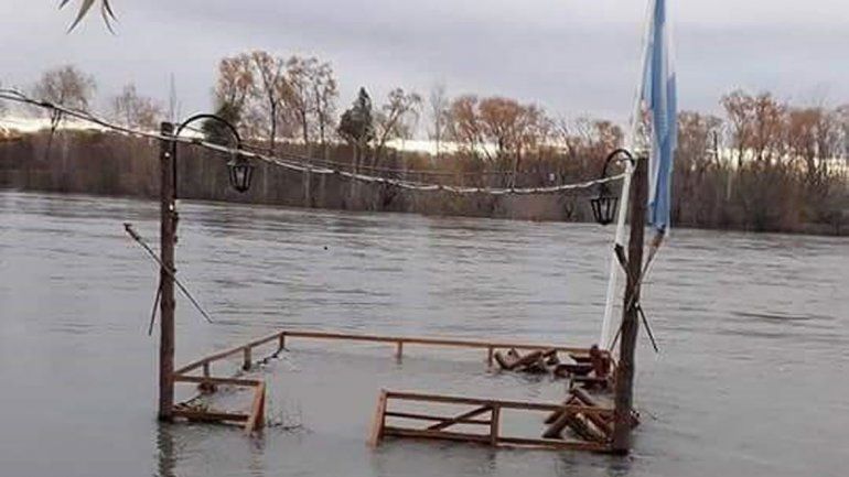 La crecida del río tapó un mirador acuático en Vista Alegre