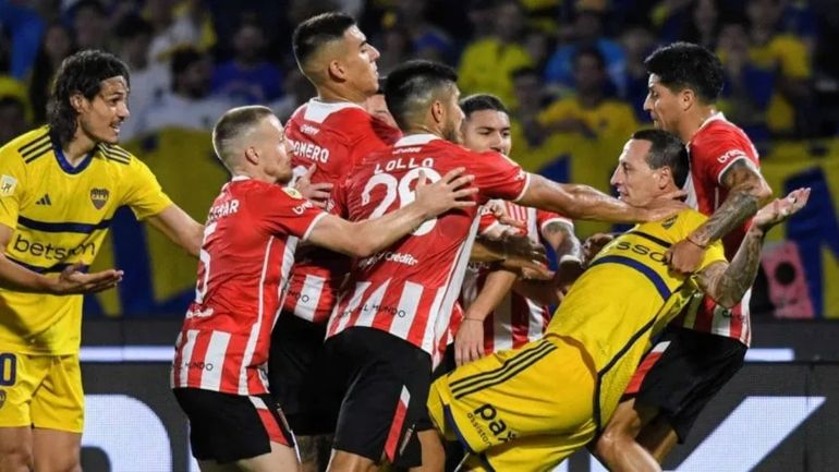 Los jugadores de Boca y Estudiantes se pelearon tanto dentro como fuera de la cancha