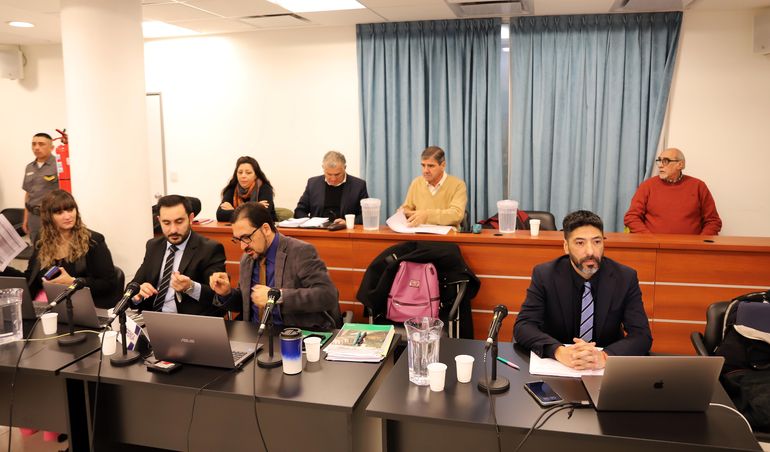 Parte de la defensa de caso de planes sociales. Carolina Johansen, Gonzalo Rodríguez, Fabián Flores y Alfredo Cury. Parte de la defensa de caso de planes sociales. Carolina Johansen, Gonzalo Rodríguez, Fabián Flores y Alfredo Cury.