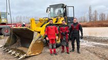 rescate inedito con buzos: ¿que hacia una maquina excavadora hundida 7 metros bajo el agua?