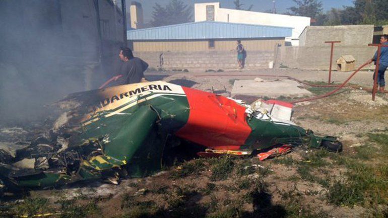 El avión cayó en el patio de una casa.