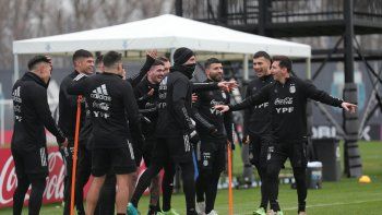 con armani, el huevo acuna y messi: scaloni ya tiene el equipo con armani, el huevo acuna y messi: scaloni ya tiene el equipo