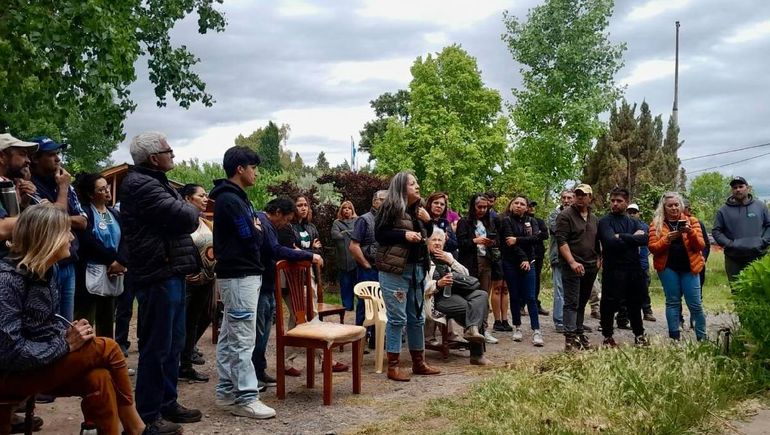 Productores de Centenario y Vista Alegre en la última reunión que mantuvieron con el Consorcio de Riego donde manifestaron su preocupación sobre el avance en tierras productivas. Productores de Centenario y Vista Alegre en la última reunión que mantuvieron con el Consorcio de Riego donde manifestaron su preocupación sobre el avance en tierras productivas.