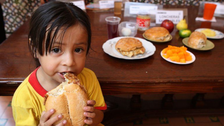 Una nutricionista del CIAEN durante una capacitación a docentes.