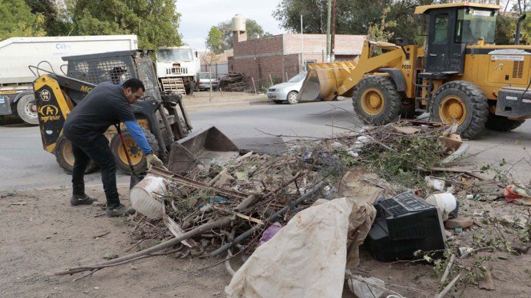 Hace 20 días que no paran de limpiar el barrio Confluencia