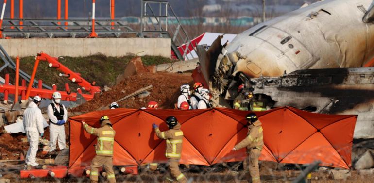 Un avión se estrelló al aterrizar en Corea del Sur y hay  179 muertos: imágenes impactantes