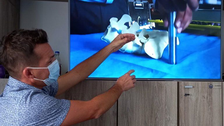 El Castro Rendón hizo la primera cirugía mini invasiva tubular para descompresión de columna.