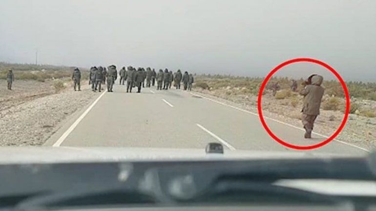 En la imagen se ve cómo la fuerza filmaba en el momento del desalojo.