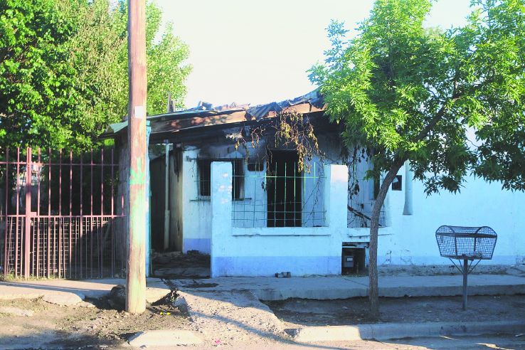 El incendio y los posteriores fallecimientos causaron gran consternación en los vecinos del barrio, que coparon las calles durante la madrugada.