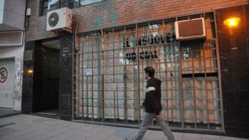 Al verlos juntos, el agresor atacó a la pareja de su ex en una plaza.