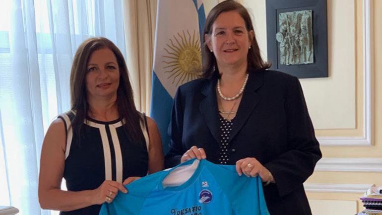 La embajada en Londres reconoció a nadadora neuquina