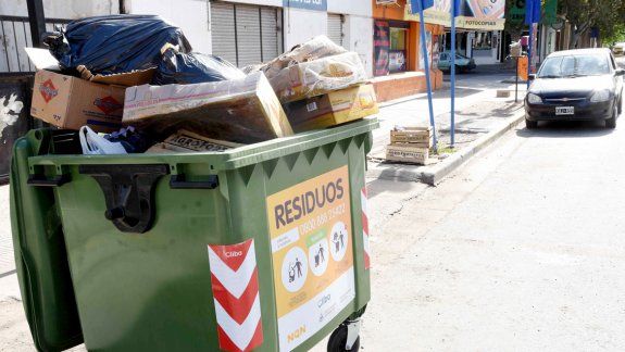 La gente deberá acostumbrarse a convivir con un solo cesto de basura en la calle, al menos por el momento.
