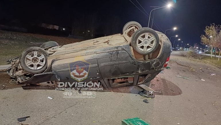 Los ocupantes fueron trasladados al hospital de Plottier tras el vuelco. Los ocupantes fueron trasladados al hospital de Plottier tras el vuelco.