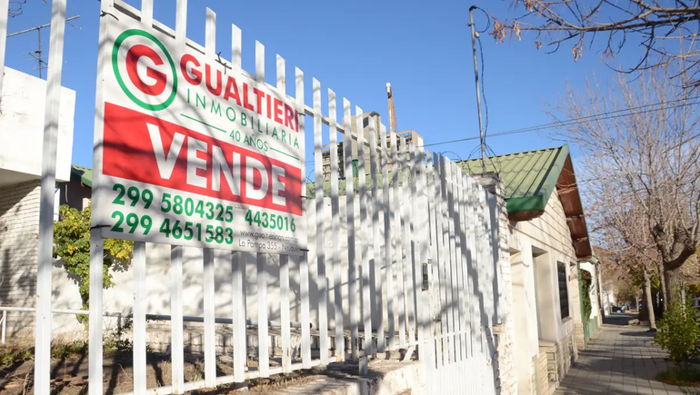 La cuadra en pleno centro de Neuquén en la que se venden cuatro casas: cuál es la explicación