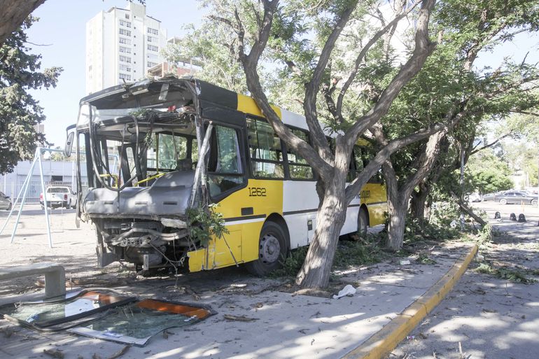 Descontrol: un colectivo se quedó sin frenos durante ocho cuadras y chocó cuatro autos