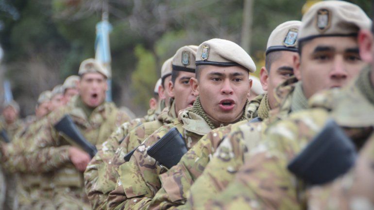 Las Fuerzas Armadas entonan el himno. Las Fuerzas Armadas entonan el himno.