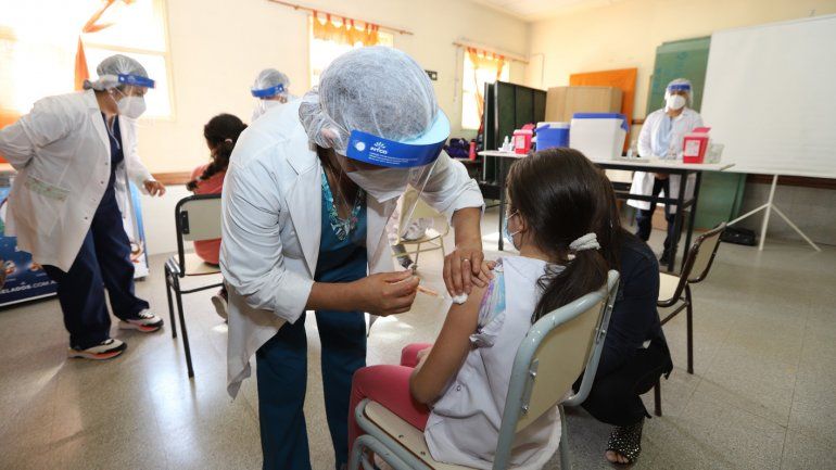 Chicos de entre 3 y 17 años también recibirán la tercera dosis