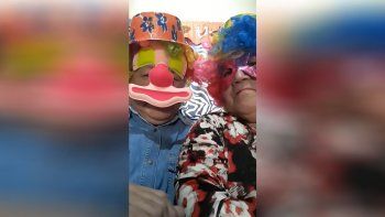 Día del niño: abuelos se disfrazan de payasos y regalan merienda