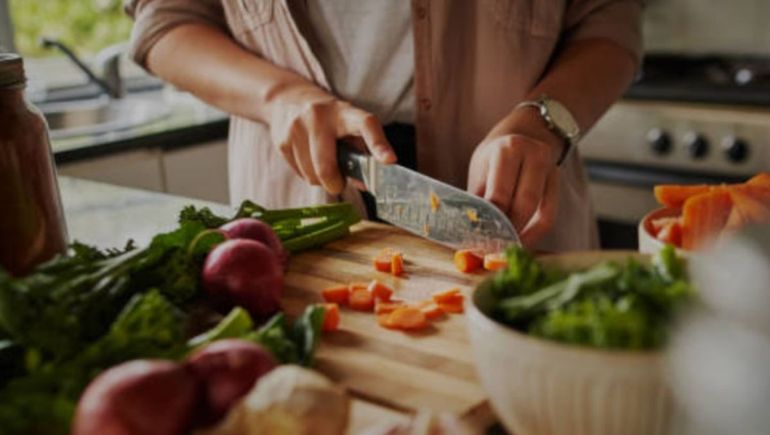 Especialistas recomiendan separar usos en la cocina y extremar la limpieza tras manipular carnes crudas. Especialistas recomiendan separar usos en la cocina y extremar la limpieza tras manipular carnes crudas.
