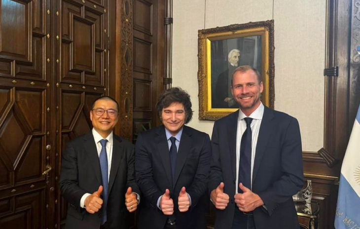 Javier Milei recibió en Casa Rosada al CEO de Lithium Americas, Sam Piggot, y al CEO de Ganfeng, Wang Xiaoshen.