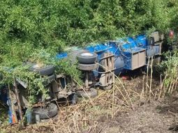 esta cerrado el paso cardenal samore: desbarranco un camion que transportaba gas esta cerrado el paso cardenal samore: desbarranco un camion que transportaba gas