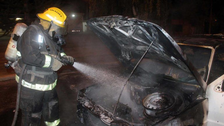 Las llamas consumieron un auto en la Ruta 40