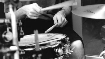 La vecina denunció que el músico que vive al lado provoca ruidos molestos, que le impiden descansar. | LM Neuquen La vecina denunció que el músico que vive al lado provoca ruidos molestos, que le impiden descansar.