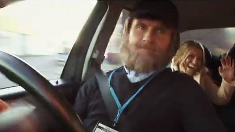 Ex piloto de F1 hace de taxista y le da un susto a una pareja