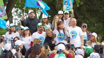 Los candidatos Julieta Corroza, Juan Luis Pepé Ousset, Karina Maureira y Joaquín Perren junto a integrantes de La Neuquinidad en el centro de la ciudad de Neuquén. Los candidatos Julieta Corroza, Juan Luis Pepé Ousset, Karina Maureira y Joaquín Perren junto a integrantes de La Neuquinidad en el centro de la ciudad de Neuquén.
