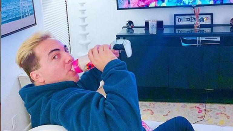 Cristian Castro lanzará su propia línea de mamaderas para adultos