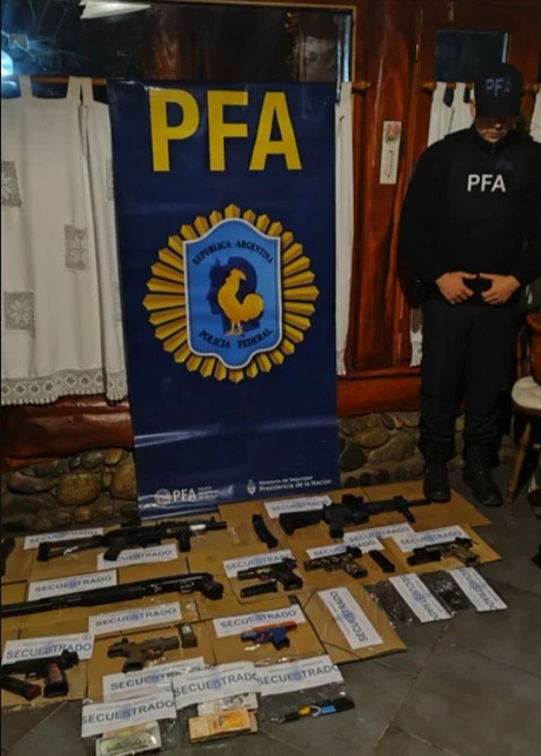 Las armas que incautaron en los allanamientos realizados en las localidades chubutenses de Lago Puelo, El Hoyo y Epuyén. Las armas que incautaron en los allanamientos realizados en las localidades chubutenses de Lago Puelo, El Hoyo y Epuyén.