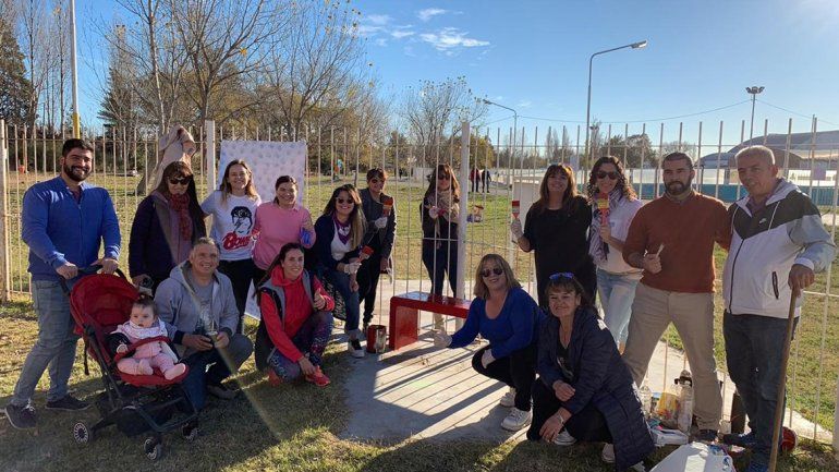 Pintaron un banco rojo en el parque de Valentina para concientizar sobre la violencia de género