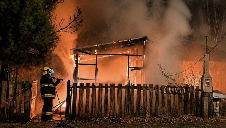 Chubut: incendiaron la casa del abuelo de un intendente y sospechan de un ex empleado municipal.